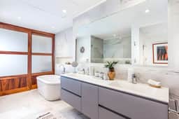 Chic Oceanfront Indah Apt 5 min from Downtown