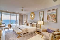 Chic Oceanfront Indah Apt 5 min from Downtown