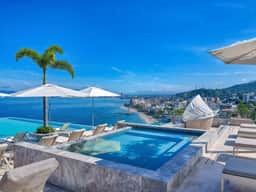Chic Oceanfront Indah Apt 5 min from Downtown