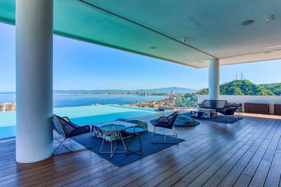 Luxury ocean-view condo at SOHO - Image 1