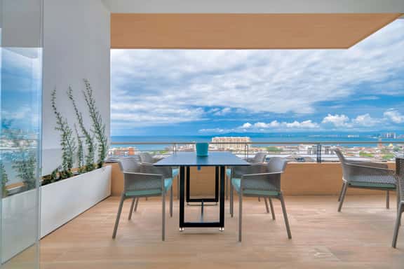 Stunning condo in SOHO by Maxwell Residences - Image 1