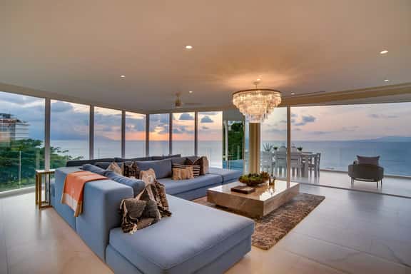 Chic Oceanfront Indah Apt 5 min from Downtown - Image 1