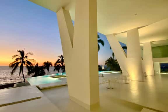 Amazing Oceanfront Condo at Orchid, Conchas Chinas - Image 1