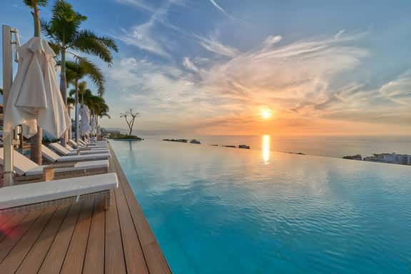 Luxurious Condo at SOHO with Panoramic Romantic Zone Views - Image 1