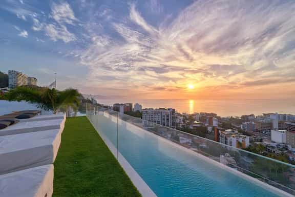 Breathtaking Views 2BR Condo at SOHO by Maxwell - Image 1