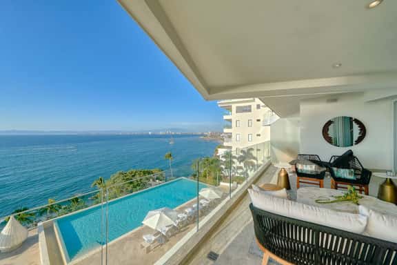 Chic Beachfront Getaway 3BR 3BA - Resort Amenities - Image 1