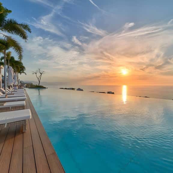 Luxurious Condo at SOHO with Panoramic Romantic Zone Views - Image 1