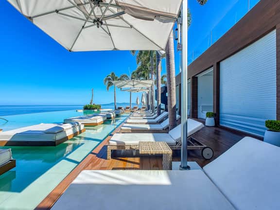 Forbes-featured Maxwell SOHO ocean-view 1BR - Image 2