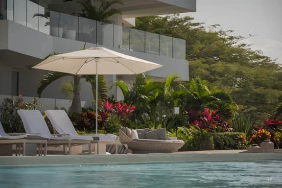 Chic Oceanfront Indah Apt 5 min from Downtown