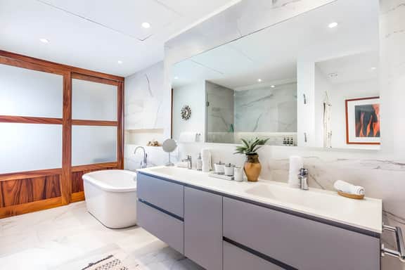 Chic Oceanfront Indah Apt 5 min from Downtown