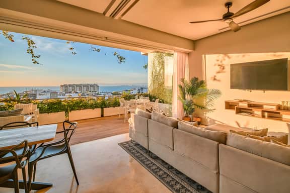 Modern and NEW CONDO at SOHO-Rooftop Pool