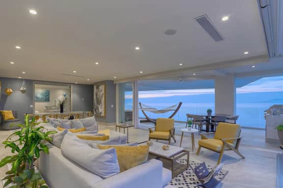 Stunning 4200sqft Oceanfront Oasis - MaxwellPV