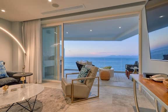 Chic Beachfront Getaway 3BR 3BA - Resort Amenities