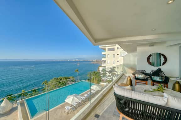 Chic Beachfront Getaway 3BR 3BA - Resort Amenities